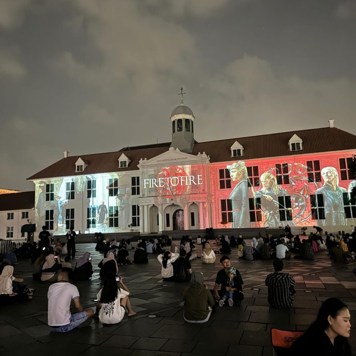 Penonton menyaksikan visual spektakuler video mapping di Kota Tua Jakarta